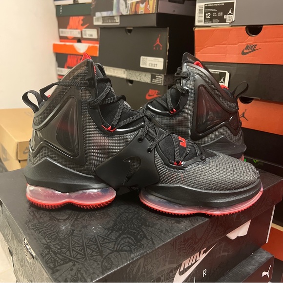 LEBRON XIX - Picture 2 of 9